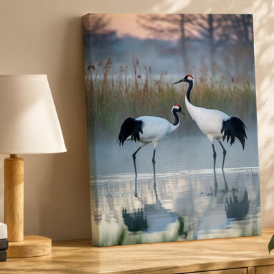 Toile une scène sereine mettant en vedette deux grues élégantes debout gracieusement dans un art mural