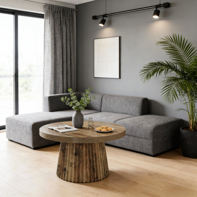 Table basse ronde de 80 cm (31,5 po) avec piètement cylindrique cannelé, brun rustique, polyvalente pour différents environnements intérieurs.