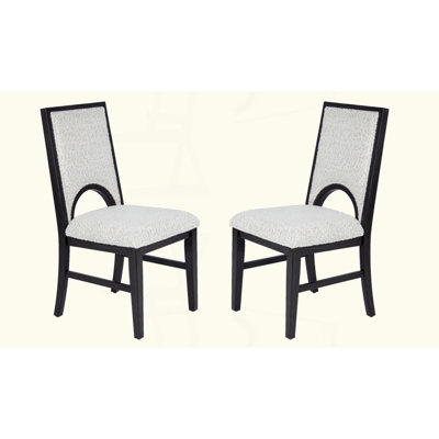 Chaise à découpes arquée en tissu blanc