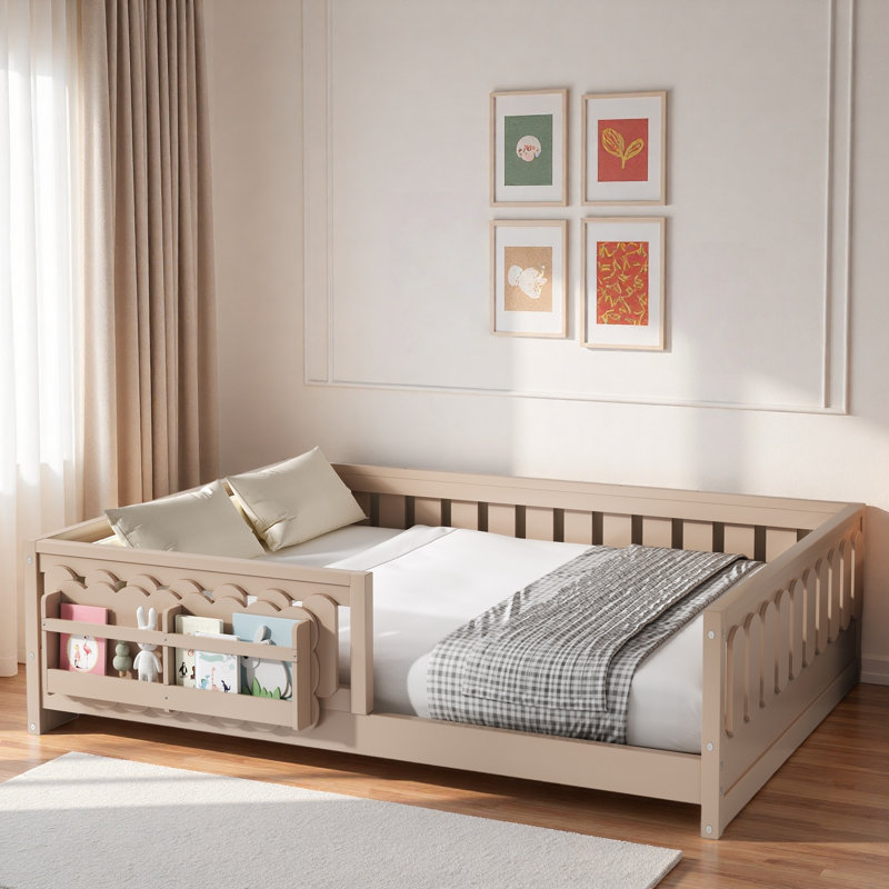 Lit plateforme en bois avec garde-corps et tablettes de rangement, Lit double