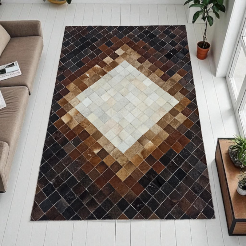 Tapis brun en cuir de vache à motif patchwork brun clair