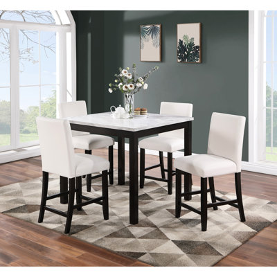 Ensemble de salle à manger à hauteur de comptoir 5 pièces - table en faux marbre et 4 chaises hautes rembourrées avec revêtement en cuir