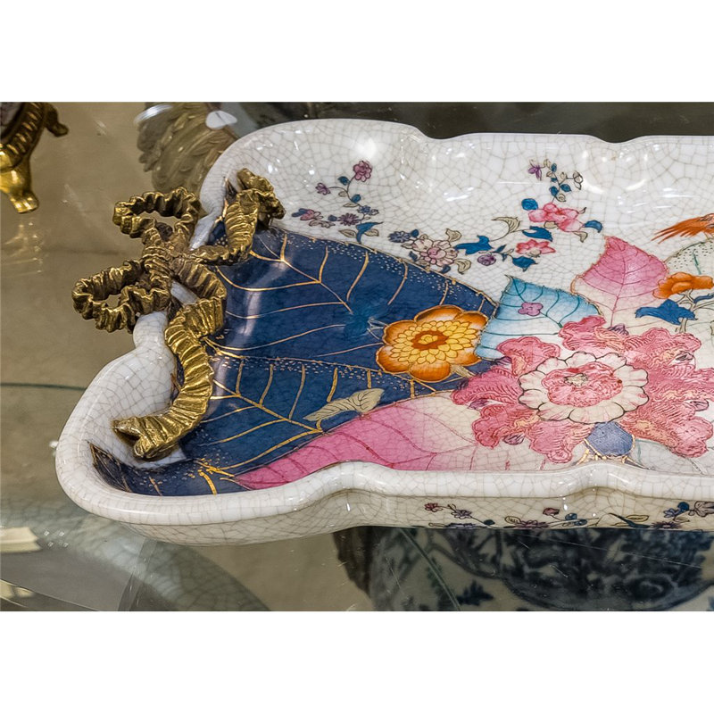 Assiette en porcelaine peinte à la main avec poignée en bronze