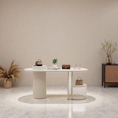Comptoir de magasin de vêtements de style crème