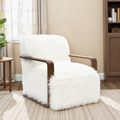 Chaise d'appoint d'inspiration rétro avec longue fausse fourrure douce, accoudoirs courbés en bois, siège et dossier serrés pour le salon principal