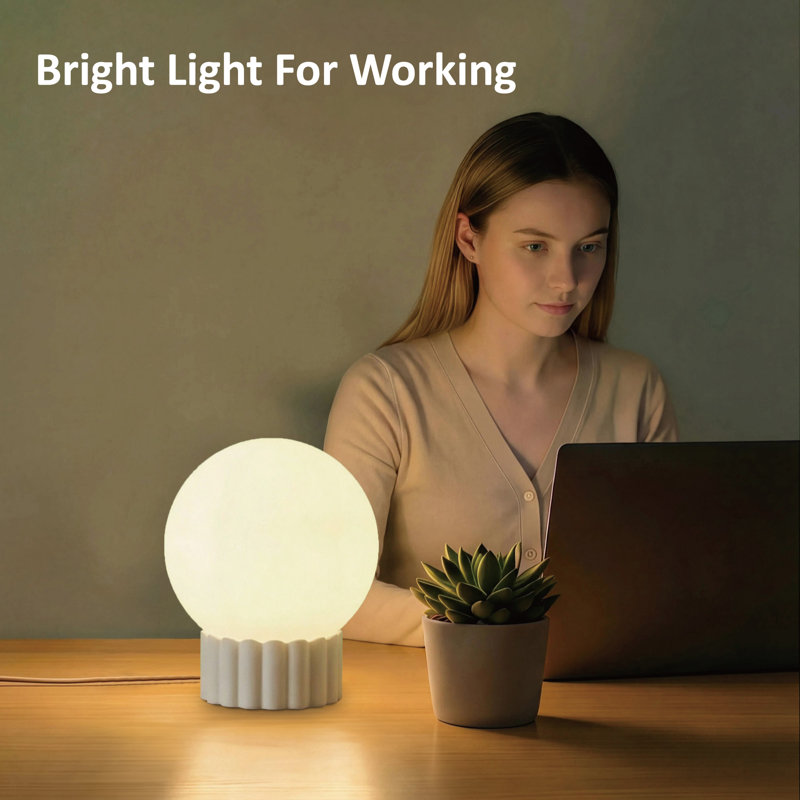 Lampe de table sphérique en verre de lait 6,9 po avec base en résine texturée, intensité de couleur réglable et réglable, douille E12, homologuée UL