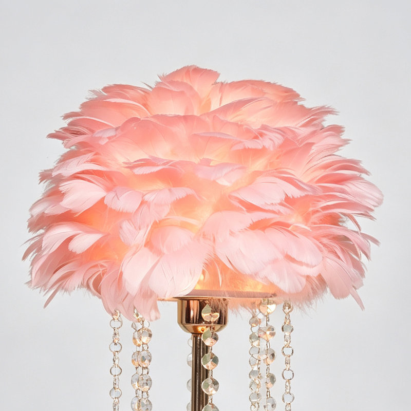 Lampe de table rose à plumes avec abat-jour en perles de cristal, lampe de chevet glamour dorée avec ampoule E26 incluse
