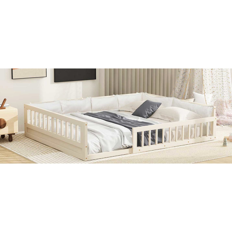 Lit plateforme beige avec garde-corps et coussin confortable - Structure en bois pleine grandeur en construction