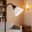 Lampe torchère industrielle sur pied avec double abat-jour en verre blanc, interrupteur à 4 voies et compatibilité Alexa