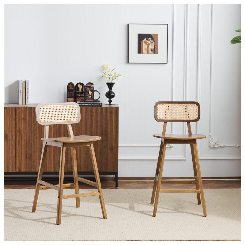 Ensemble de 2 tabourets de bar en bois Bari - finition noyer avec détails en bois cintré et rotin