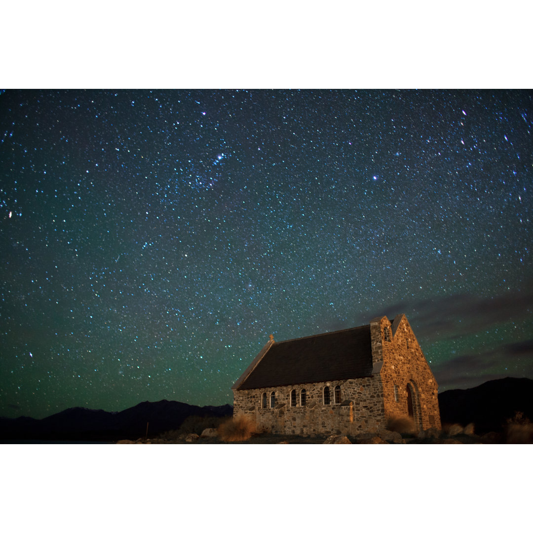 Kirche unter den Sternen - Fotografie ohne Rahmen auf Leinwand