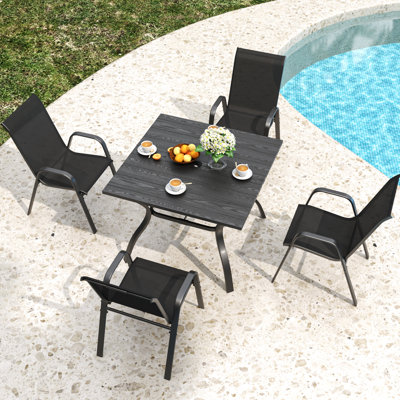Lot de 4 chaises d'extérieur avec assise large, pieds stables et structure pour terrasse/restaurant. Siège ergonomique, finition imperméable. Usage domestique et commercial.