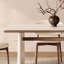 Table de salle à manger élégante et élégante-645977380