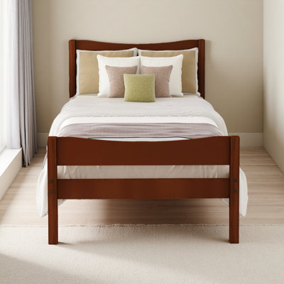 Lit plateforme simple en bois avec tête de lit et lattes en bois