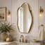Armoire de toilette à miroir en forme de nuage irrégulier, avec étagères en verre réglables et cadre en métal, pour salle de bain et chambre, fini or mat
