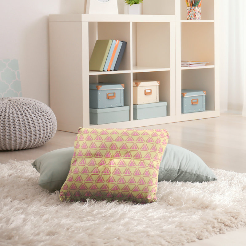Coussin Theo Nath, 30 po x 30 po, Rose / Jaune