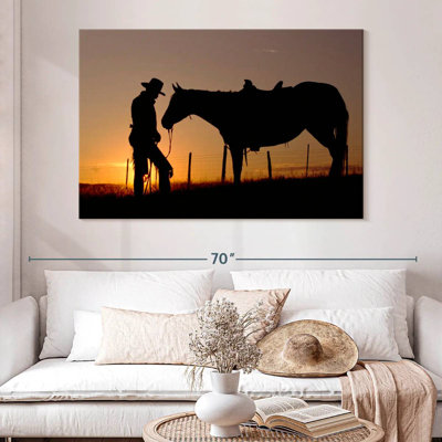 Lelar Cowboy debout avec son cheval