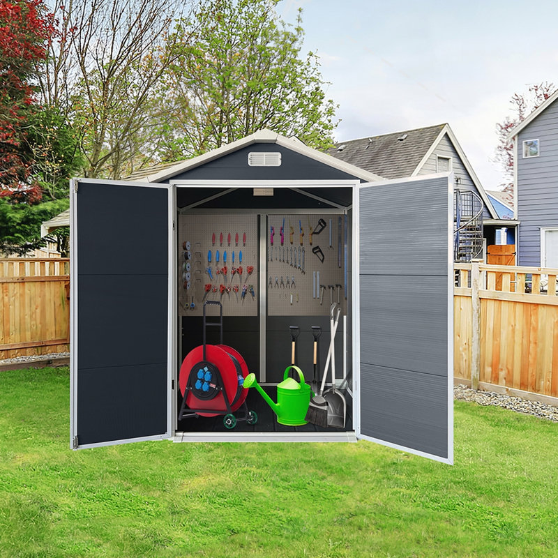 Remise de rangement extérieure en plastique avec plancher, porte verrouillable et évents pour l'organisation de la cour et de la pelouse