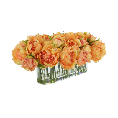Pivoines disposées dans un vase en verre