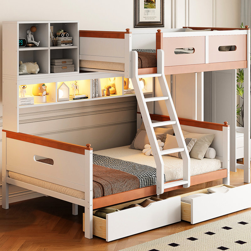 Lit superposé simple au-dessus d'un lit double avec tablettes éclairées à DEL, lit blanc, bordure orange, peu encombrant