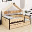 Le lit de jour avec lit gigogne et tablette est doté d'une structure à baldaquin en forme de maison pour les chambres d'enfants.-1135997604-1135997605