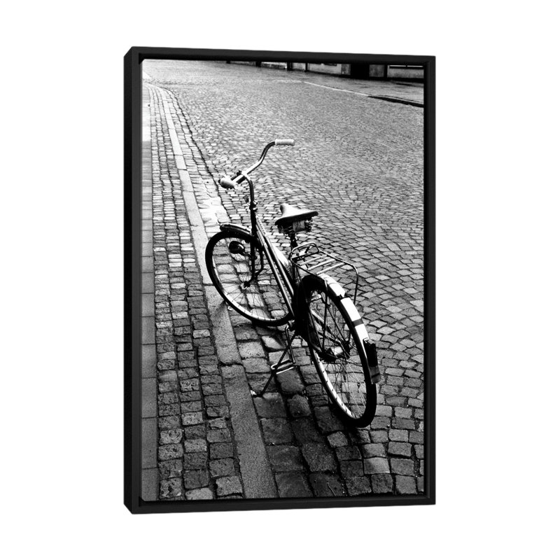 Vélo rétro sur une rue en pierre par Walter Bibikow - reproduction sur toile tendue sur châssis, H 26 po x l 18 po x P 1,5 po
