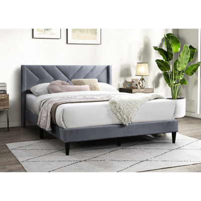 Grand lit tapissier contemporain en velours gris, tête de lit profilée, lit en lattes de bois de style moderne en velours gris, base à lattes géométrique