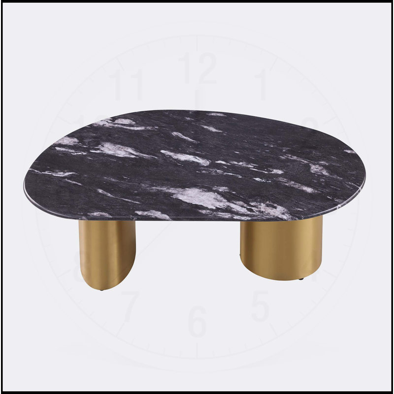 Élégante table basse ovale avec plateau en pierre frittée et pieds dorés, parfaite pour les salons modernes avec des coins doux.