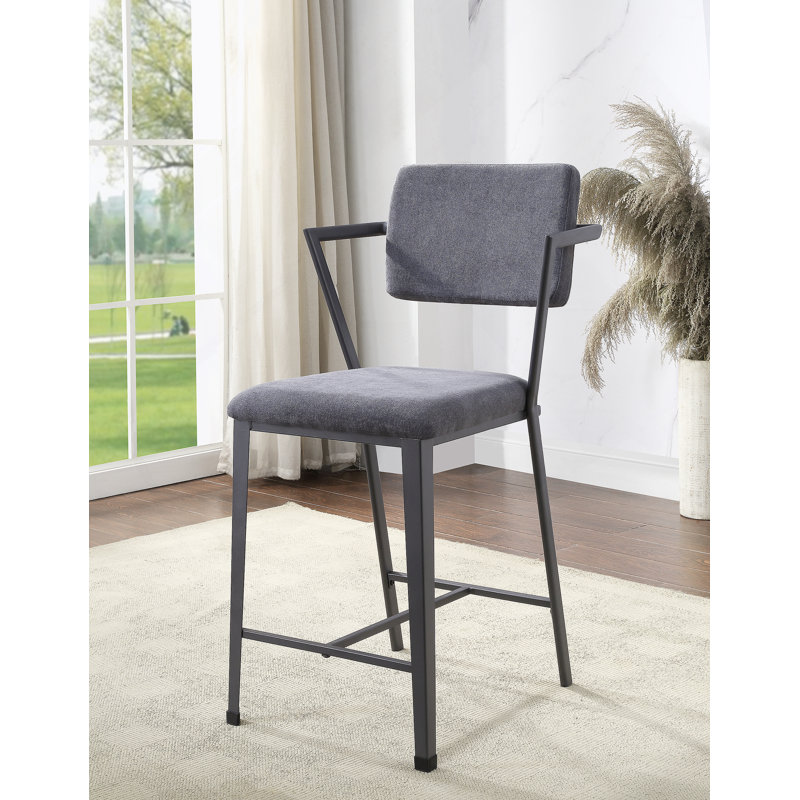Chaises à hauteur de comptoir en tissu gris Cargo avec structure en métal bronze industriel, confort rembourré et style industriel moderne.