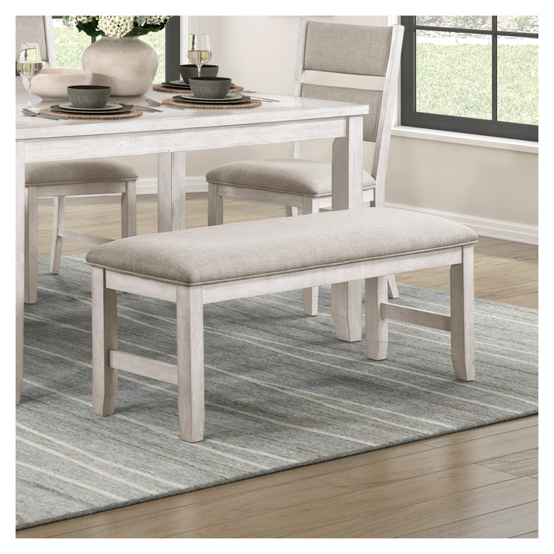 Banc de salle à manger de style ferme moderne avec assise rembourrée, fini bois blanc antique, tissu gris pâle