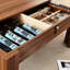 Table basse verrouillable pour armes à feu et bouteilles de vin - 39,3 x 21,6 x 16,6 po, rangement de couleur noyer avec tiroir verrouillé pour garder les armes à feu en toute sécurité, aspect 39,3 x 21,6 x 16,6