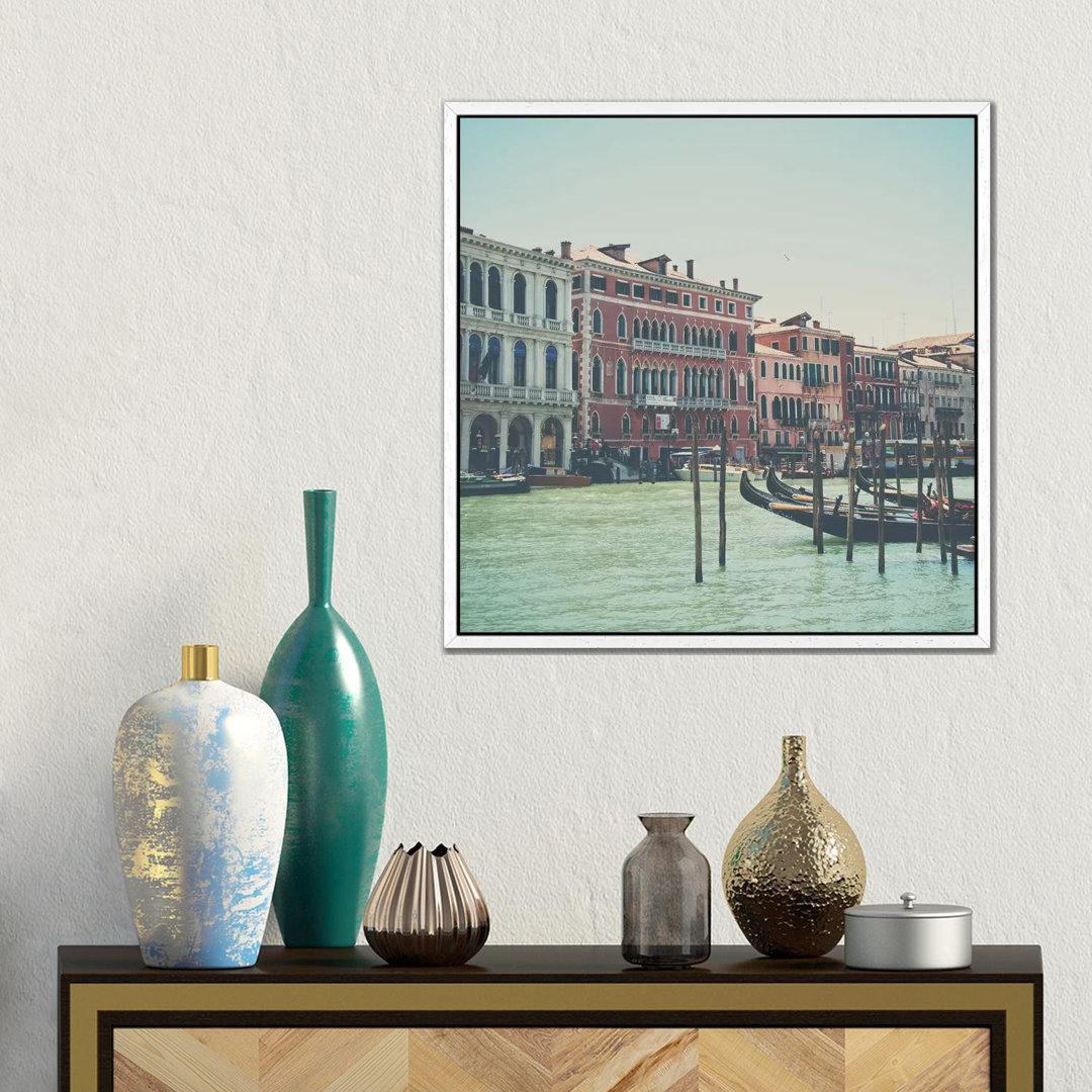 Looking Along The Grand Canal von Laura Evans - Galerie-verpackte Leinwand Giclée auf Leinwand