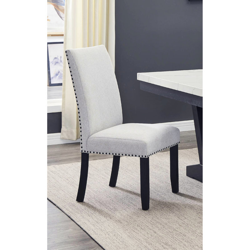 Chaise d'appoint à finition grise pour la salle à manger, tissu d'ameublement, chaise rembourrée en tissu moderne avec structure en bois, couleur, salle à manger de base