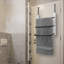 Porte-serviettes de salle de bain en métal au-dessus de la porte de salle de bain