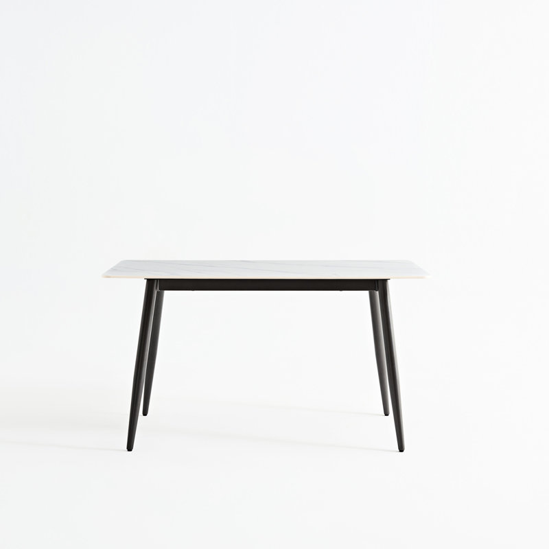 Table de salle à manger rectangulaire moderne en céramique de 1,4 m, base en métal, plateau de table blanc, résistance à la chaleur et aux égratignures, bord arrondi, pieds élégants en or noir, style minimaliste, plateau en pierre moderne à installation rapide,