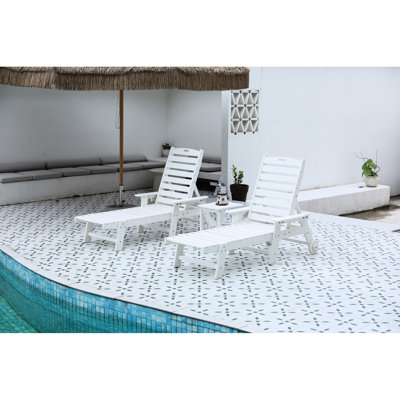 3 sièges de patio, blanc, intempéries avec table d'appoint et roues Chaise longue blanche pour patio décontracté, porte-gobelet à 5 angles