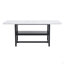 Une table de salle à manger de 71 x 35,4 pouces avec un plateau habilement assemblé par quatre panneaux de fibres à densité moyenne blancs texturés. Le bureau possède une plateforme de rangement de 43,3 x 19,7 po. Très approprié pour les réunions de famille, etc.-129458521