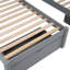 Lit superposé double au-dessus de simple au-dessus de simple avec étagère de rangement et tiroirs-440777009