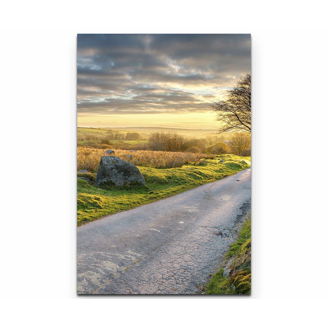 Leinwandbild Kleine Landstraße an einem wolkigen Tag