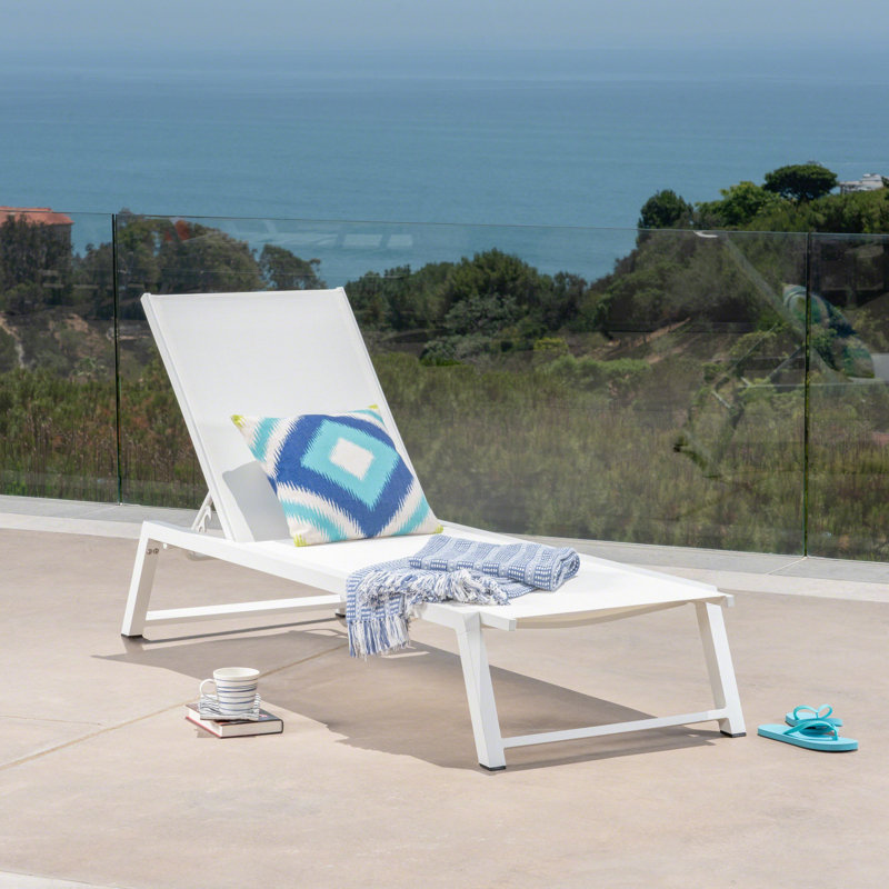 Chaise longue en métal blanc et filet avec dossier réglable, confort près de la piscine ou sur le patio