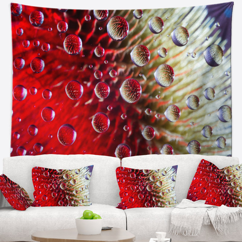 Fleur rouge colorée dans une tapisserie de gouttes de pluie, H 50 po x l 60 po