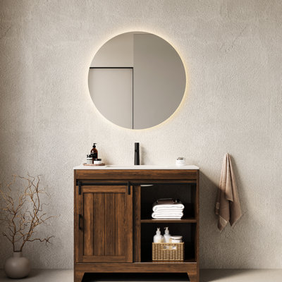 Meuble-lavabo de salle de bain avec lavabo en céramique et comptoir en pierre frittée. Armoire de style, noyer foncé. Et attrayant, noyer, look. Comptoir, bassin. Unité élégante