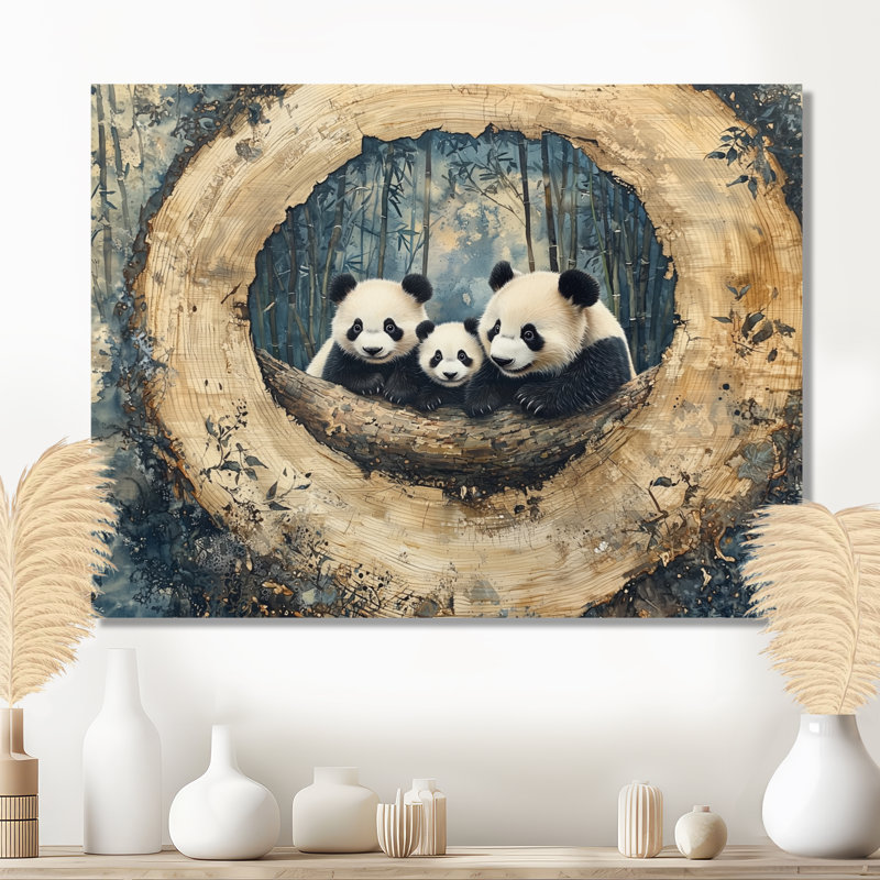 Panda en bois dans la forêt I - reproduction de panda sur métal, H 12 po x l 20 po