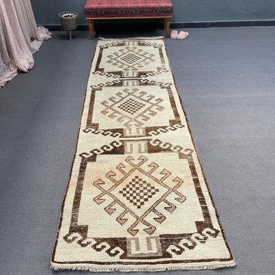 Tapis de couloir beige en laine 3,2 x 11,1 pi avec motif géométrique traditionnel
