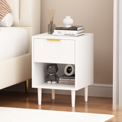 Table de chevet blanche moderne de 22,38 po de hauteur, un tiroir et une tablette ouverte, poignée décorative dorée, choix de rangement pour chambre à coucher, concept de design contemporain de 22,38 po de hauteur, poignée, décor essentiel, polyvalent