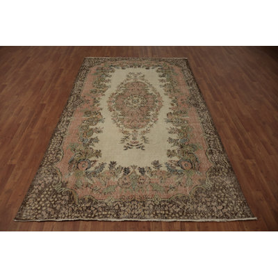 Tapis à motif floral intemporel sur un élégant tapis Anatolian 6 x 10