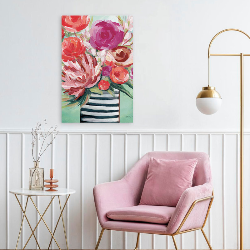 Fleurs de printemps contemporaines et BCBG dans un vase rayé I, H 24 po x l 16 po