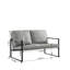 Chaise avec accoudoirs gris avec rembourrage très épais et cuir souple