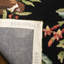 Tapis noir / vert en laine crocheté à la main à motif floral Hogle-21273958