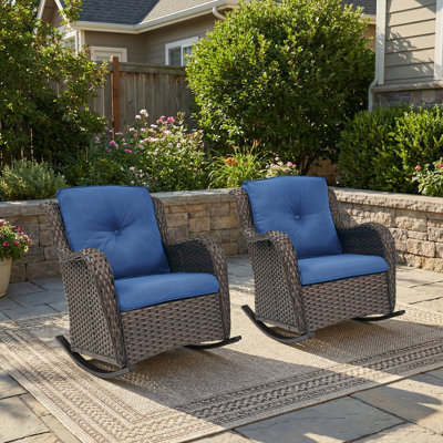 Chaise berçante d'extérieur en osier avec coussins Aralin